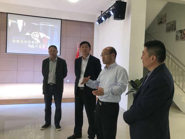 集团党委书记、董事长刘飞，，，，，，，现场指导“党建·家”活动中心建设.jpg