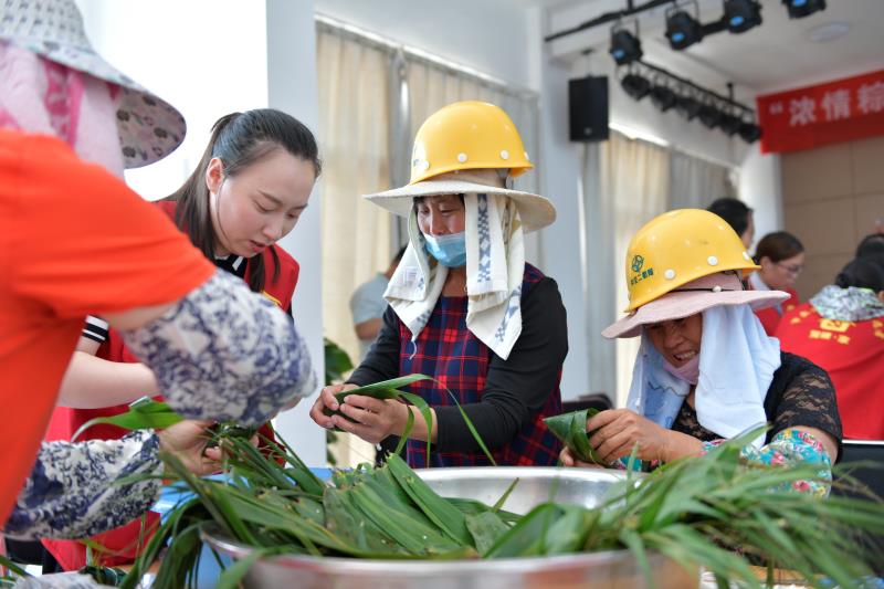 “浓情粽意，，，，，，，共享温暖”包粽子活动.jpg